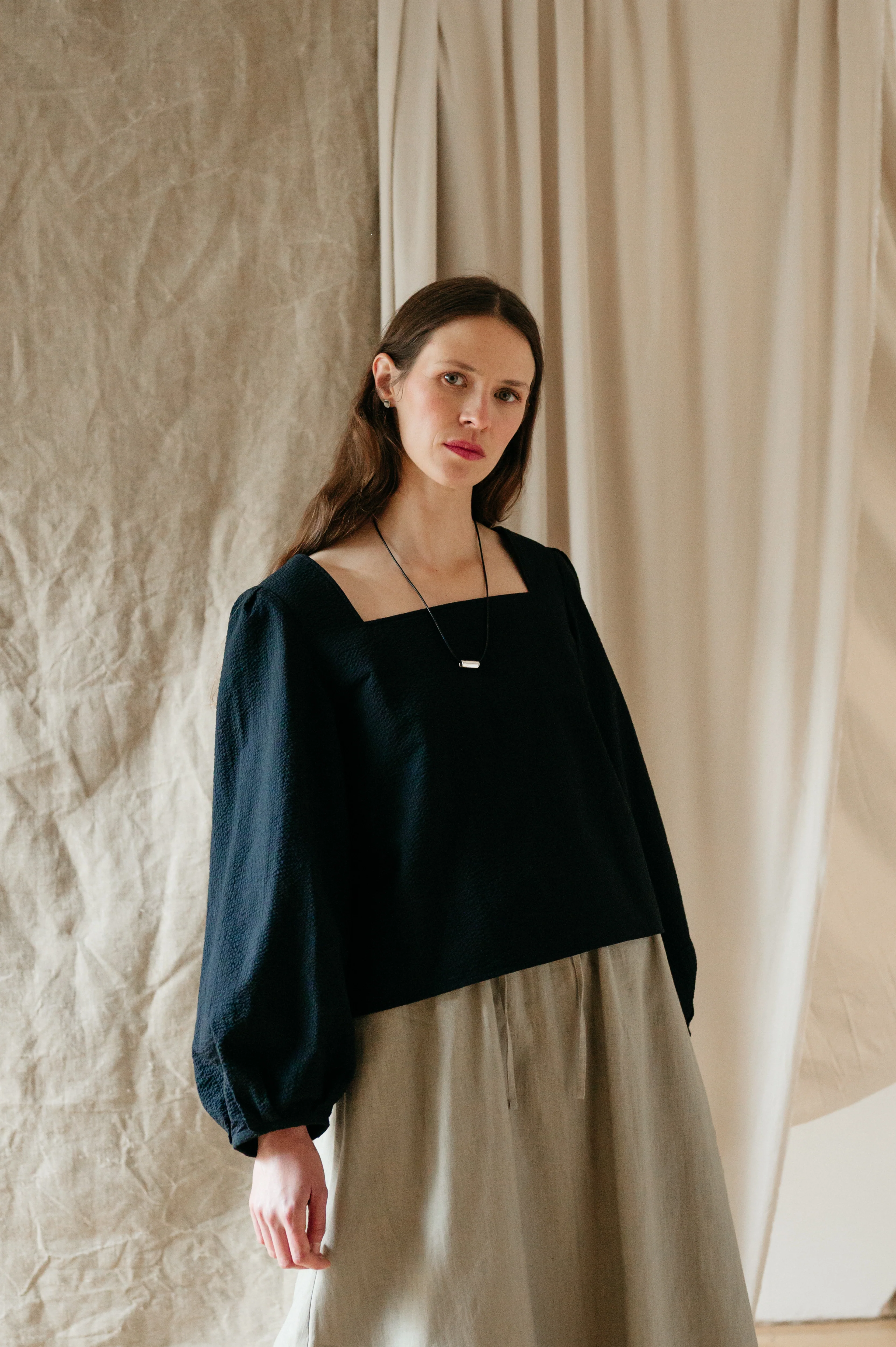 Atwin The Label - The Square Neck Blouse In Black Seersucker - Image 7