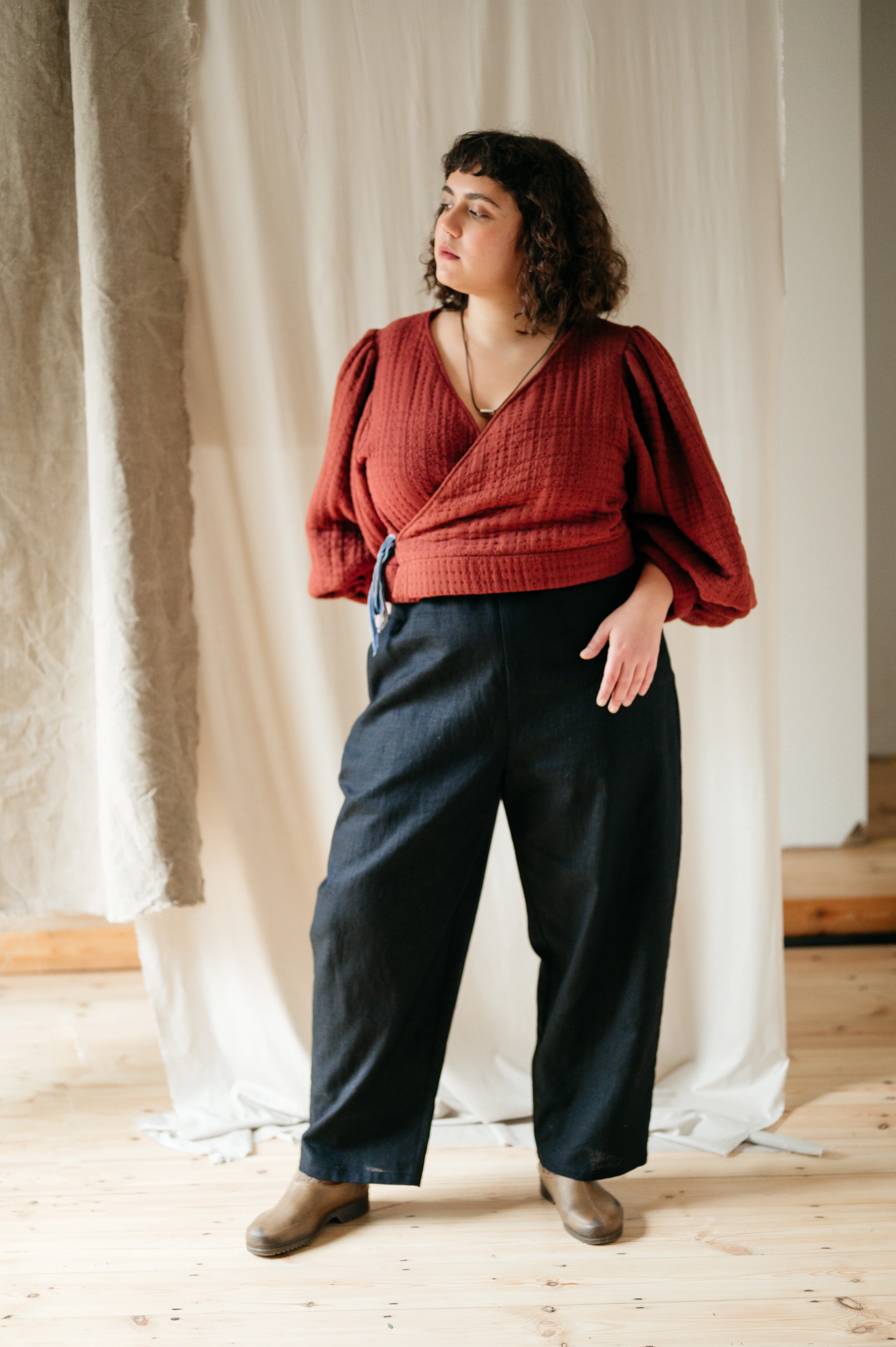 Atwin The Label - The Barrel Leg Trousers In Black Ramie Linen - Image 7