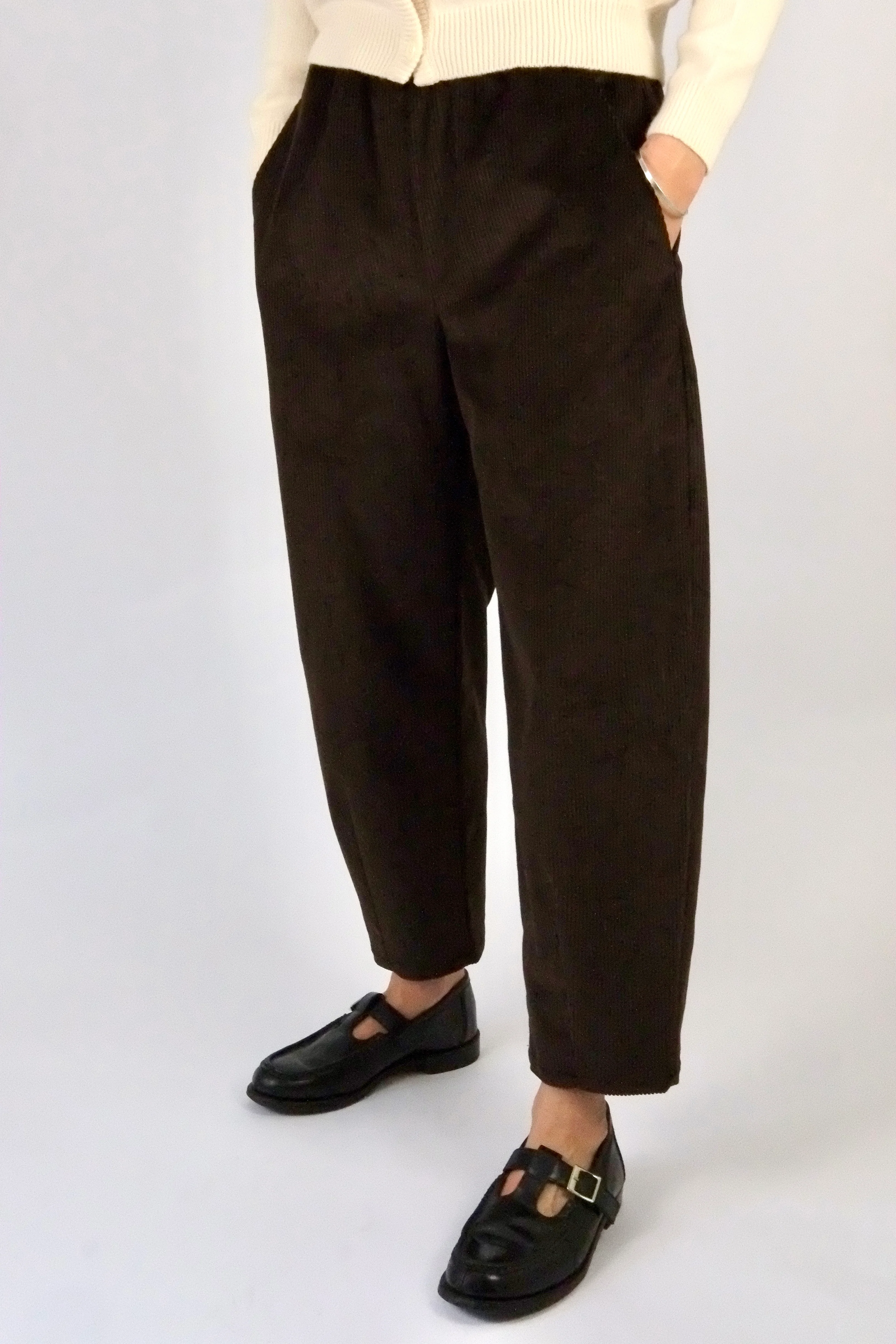 Atwin The Label - The Barrel Leg Trousers In Chocolate Cotton Corduroy