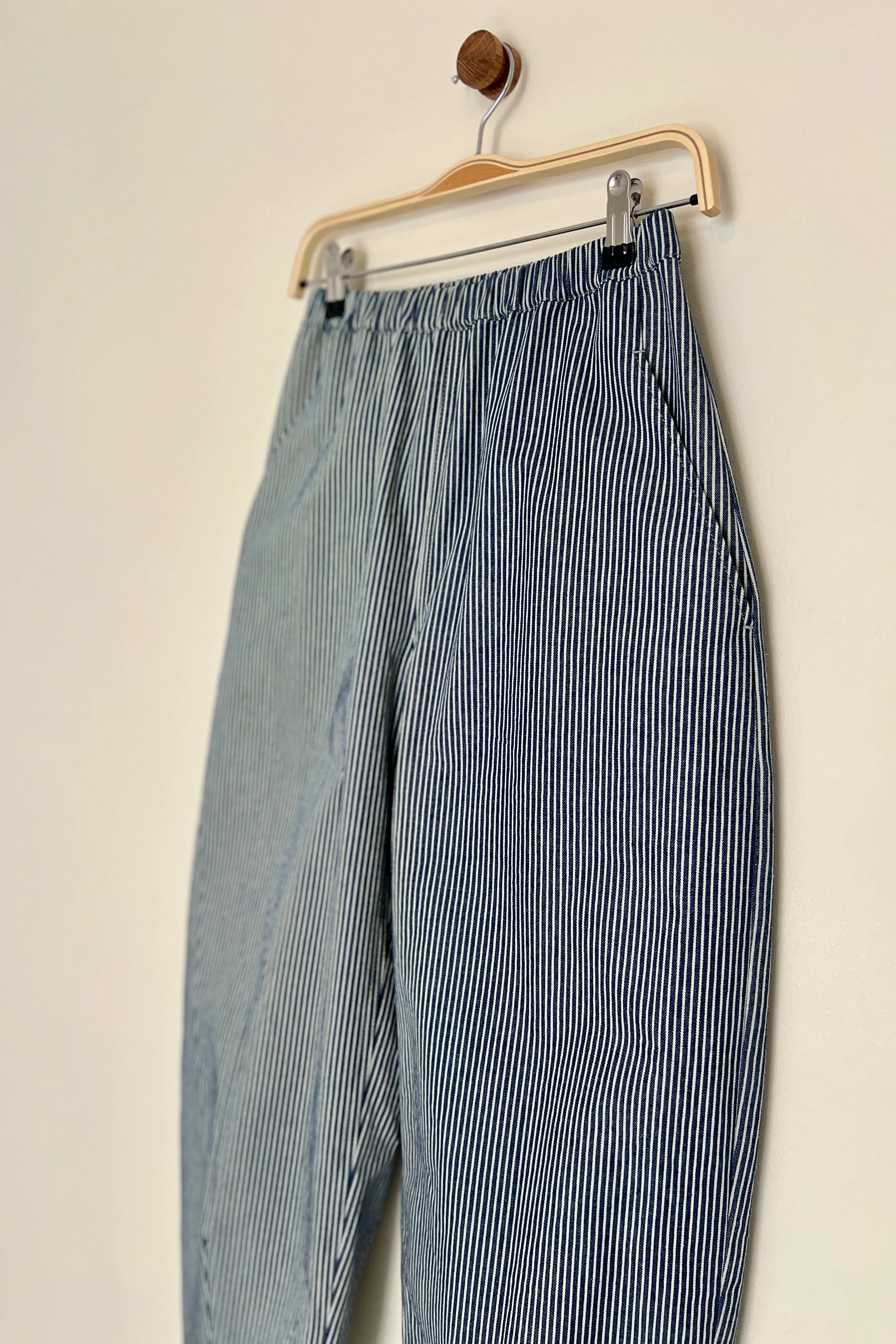 Atwin The Label - The Barrel Leg Trousers In Striped Indigo Denim - Image 6